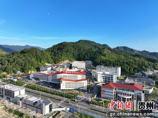 航拍三都水族自治县人民医院。