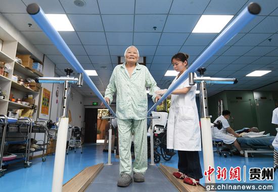 8月12日，贵阳市南明区西湖社区卫生服务中心的医生正指导老年患者进行步态训练。