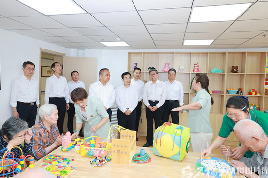 8月12日，自治区党委书记陈小江、自治区主席艾尔肯·吐尼亚孜在自治区民政康复中心，察看老年人护理和生活等场所。天山网-新疆日报记者 崔志坚摄
