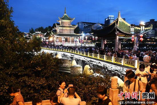 8月12日，游客在贵阳市甲秀楼景区游玩打卡。