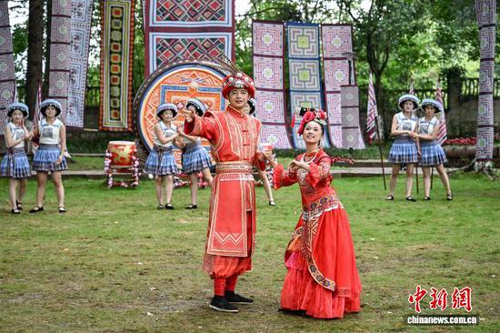 8月14日,实景秀《筑水欢歌》演出现场。 中新社记者 瞿宏伦 摄 8月14日,实景秀《筑水欢歌》演出现场。 中新社记者 瞿宏伦 摄