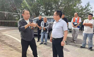 8月6日，乌尔禾区召开高标准农田建设工作推进会，参会人员实地查看项目现场、会商解决施工难题。&nbsp;董亚成 摄