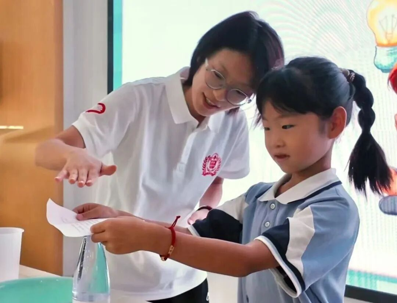 “探索求真 &nbsp;筑梦远”趣味科学实验。马廷兵 摄