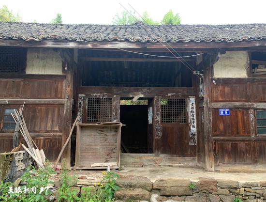 村里老屋没改造前，年久失修。受访者供图