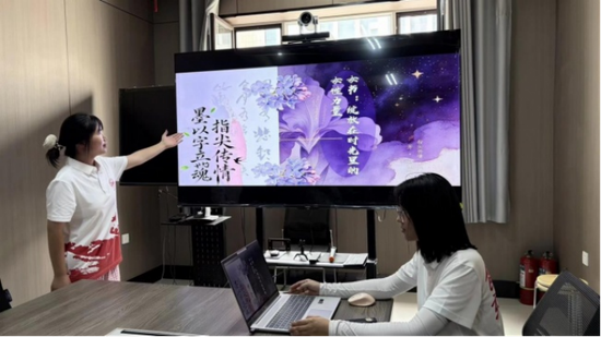 为团队成员讲解相关知识。夏佳瑞供图
