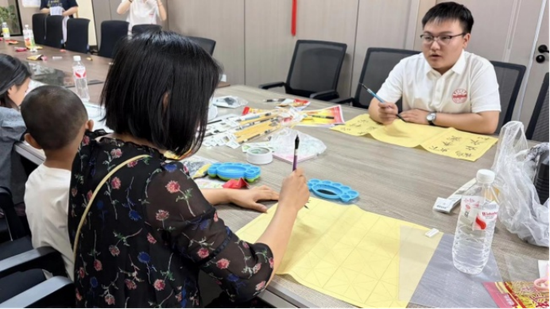为团队成员协助居民进行体验。管乐乐供图
