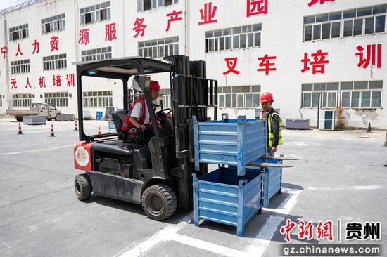 叉车培训讲师正在指导学员进行实操训练。