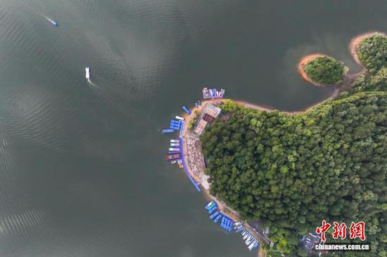 8月14日,初秋雨后,阳光从云雾隙缝中照在贵州省贵阳市观山湖区的百花湖水面上,宛若一幅水墨画卷。(无人机照片)中新社记者 瞿宏伦 摄 8月14日,初秋雨后,阳光从云雾隙缝中照在贵州省贵阳市观山湖区的百花湖水面上,宛若一幅水墨画卷。(无人机照片)中新社记者 瞿宏伦 摄