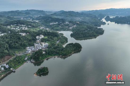 8月14日,初秋雨后,阳光从云雾隙缝中照在贵州省贵阳市观山湖区的百花湖水面上,宛若一幅水墨画卷。(无人机照片)中新社记者 瞿宏伦 摄 8月14日,初秋雨后,阳光从云雾隙缝中照在贵州省贵阳市观山湖区的百花湖水面上,宛若一幅水墨画卷。(无人机照片)中新社记者 瞿宏伦 摄