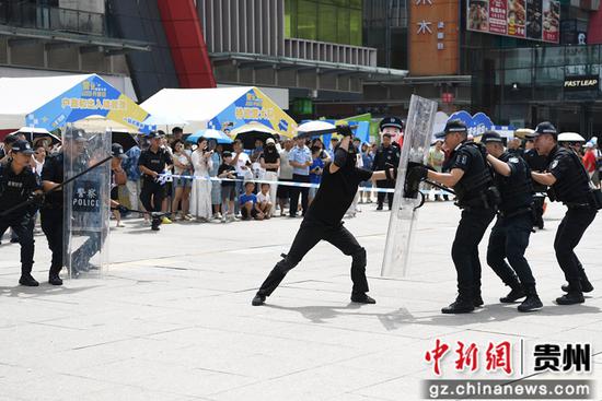 8月14日，在贵阳市公安局南明分局举行的“警营开放日”活动现场，特巡警大队的民警正在进行防暴演练。