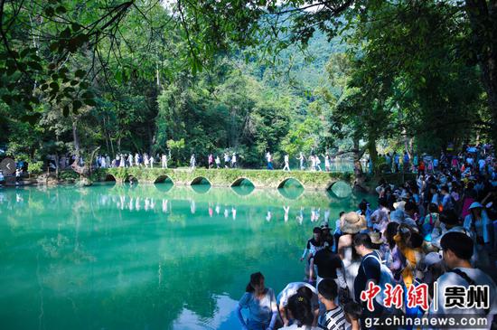 荔波小七孔景区游人如织。