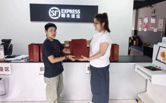 社区党委为新就业群体赠送“暖‘新’包”并询问困难诉求。孟庆远 摄0