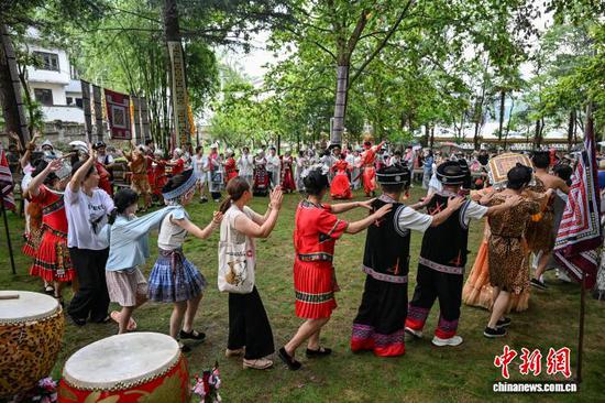 8月14日,实景秀《筑水欢歌》演出现场。 中新社记者 瞿宏伦 摄 8月14日,实景秀《筑水欢歌》演出现场。 中新社记者 瞿宏伦 摄