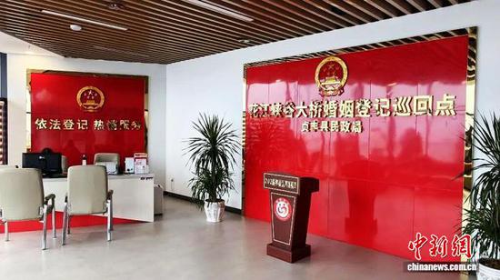 图为贞丰县民政局花江峡谷大桥婚姻登记巡回点现场。　贵州民政供图