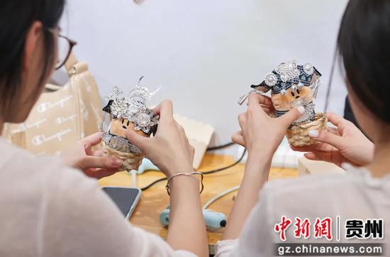 游客正在制作“洋芋崽”。