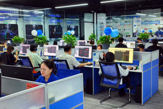 新疆派格大数据产业发展投资有限公司办公区员工正在开展数据标注、AI 内容生产工作。（派格提供）
