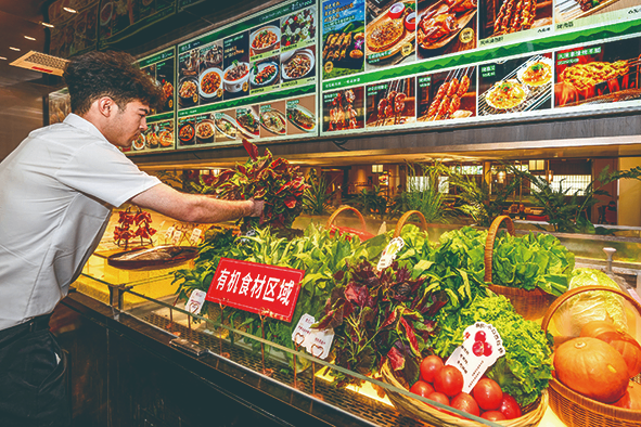 该公司门店设置有机食材专区，守护食客舌尖安全。克拉玛依融媒记者 闵勇 摄1