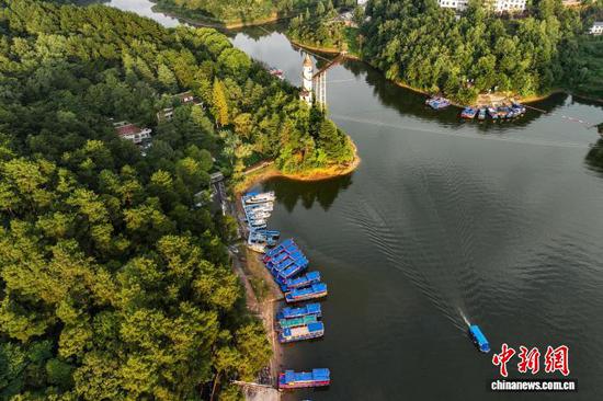 8月14日,初秋雨后,阳光从云雾隙缝中照在贵州省贵阳市观山湖区的百花湖水面上,宛若一幅水墨画卷。(无人机照片)中新社记者 瞿宏伦 摄 8月14日,初秋雨后,阳光从云雾隙缝中照在贵州省贵阳市观山湖区的百花湖水面上,宛若一幅水墨画卷。(无人机照片)中新社记者 瞿宏伦 摄