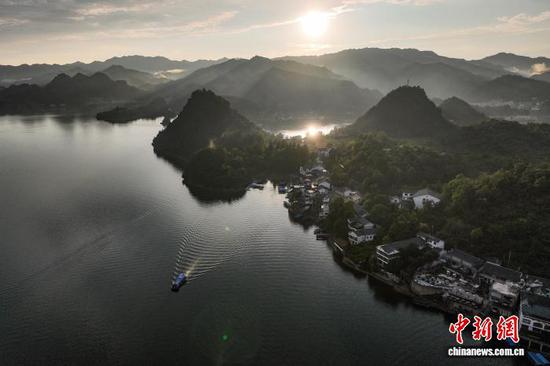 8月14日,初秋雨后,阳光从云雾隙缝中照在贵州省贵阳市观山湖区的百花湖水面上,宛若一幅水墨画卷。(无人机照片)中新社记者 瞿宏伦 摄 8月14日,初秋雨后,阳光从云雾隙缝中照在贵州省贵阳市观山湖区的百花湖水面上,宛若一幅水墨画卷。(无人机照片)中新社记者 瞿宏伦 摄
