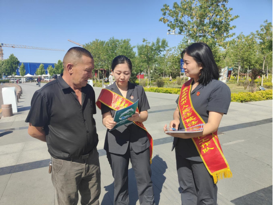 霍尔果斯市人民法院干警正对来往群众普及《生态环境法典》 艾斯米娜·叶尔江 摄）