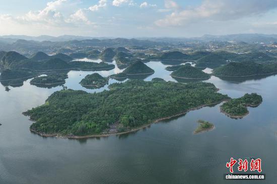 8月14日,初秋雨后,阳光从云雾隙缝中照在贵州省贵阳市观山湖区的百花湖水面上,宛若一幅水墨画卷。(无人机照片)中新社记者 瞿宏伦 摄 8月14日,初秋雨后,阳光从云雾隙缝中照在贵州省贵阳市观山湖区的百花湖水面上,宛若一幅水墨画卷。(无人机照片)中新社记者 瞿宏伦 摄