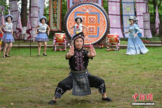 8月14日,实景秀《筑水欢歌》演出现场。 中新社记者 瞿宏伦 摄 8月14日,实景秀《筑水欢歌》演出现场。 中新社记者 瞿宏伦 摄