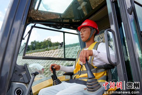 8月11日，挖掘机学员正在进行实操训练。