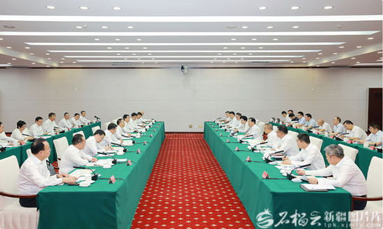 8月13日，自治区党委书记陈小江、自治区主席艾尔肯·吐尼亚孜在乌鲁木齐会见国家能源集团董事长邹磊、总经理冯来法一行。天山网-新疆日报记者 崔志坚摄e