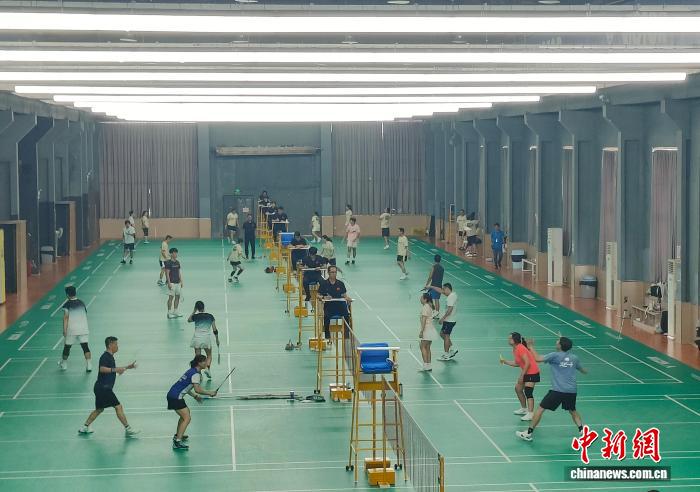 桂台青少年桂林同场竞技羽毛球