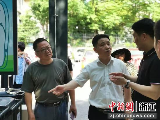 政协委员调研垃圾分类。湖州市政协供图