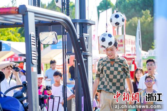头球挑战。受访者供图 头球挑战。受访者供图