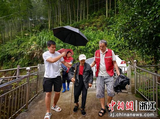 当地组织村民转移。淳安县委宣传部供图
