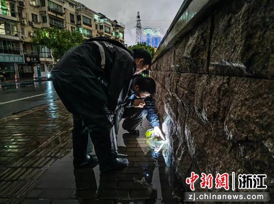 凤凰执法中队队员对排查中发现的风险溢水点进行标记。南太湖新区 供图 凤凰执法中队队员对排查中发现的风险溢水点进行标记。南太湖新区 供图