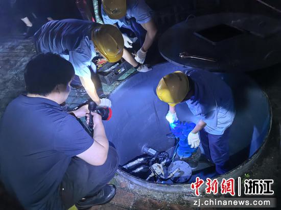 工作人员连夜检查设备。浙江交通集团&nbsp;供图