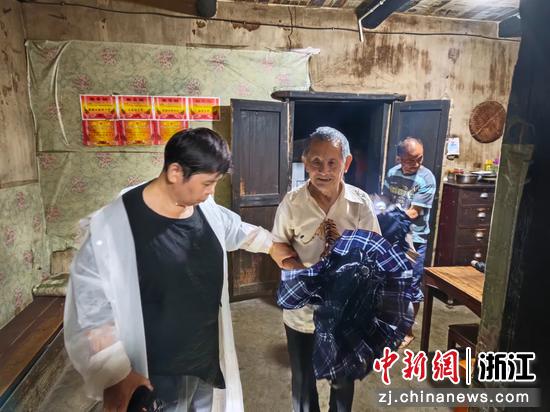 当地组织村民转移。淳安县委宣传部供图