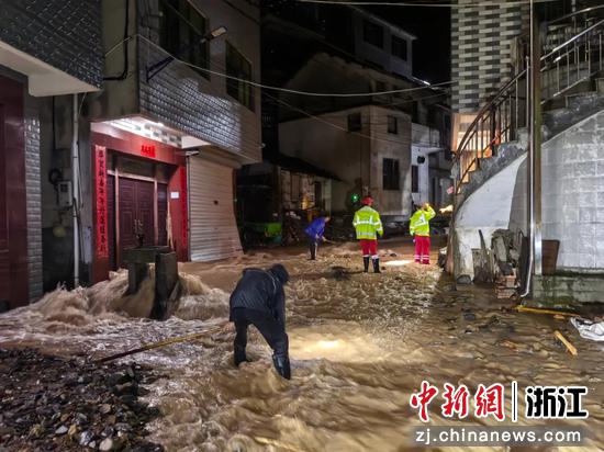 淳安干群合力应对强降雨带来的险情。淳安县委宣传部供图