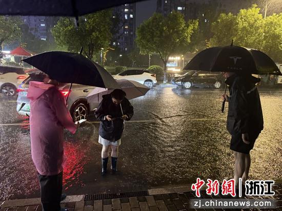 仁北社区工作人员开展汛期夜间安全巡查。南太湖新区 供图 仁北社区工作人员开展汛期夜间安全巡查。南太湖新区 供图