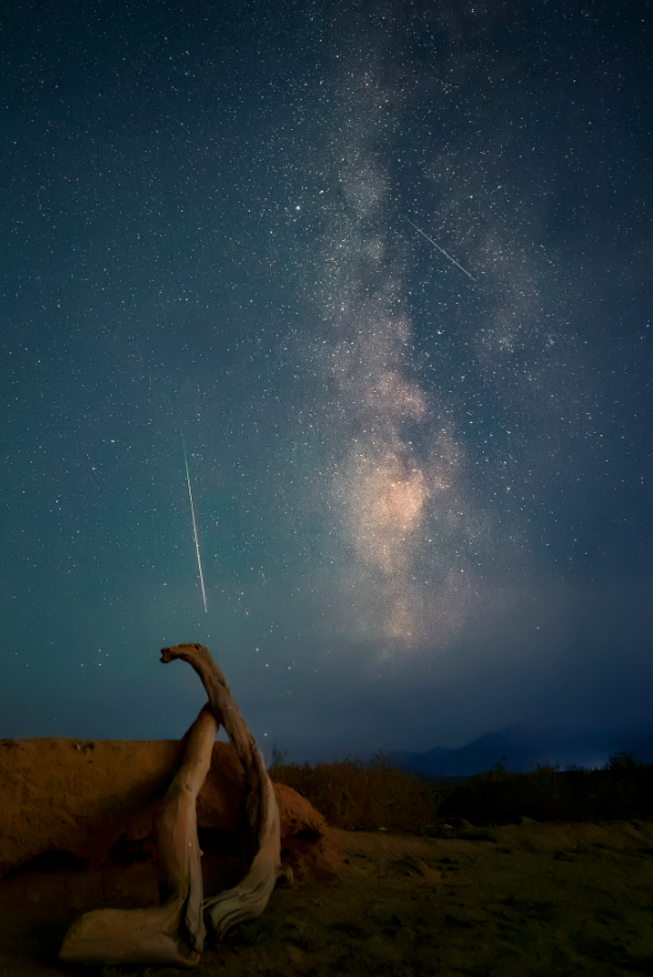 8月13日，克拉玛依市独山子区南牧场，英仙座流星来袭，流星、银河、戈壁相互映衬。