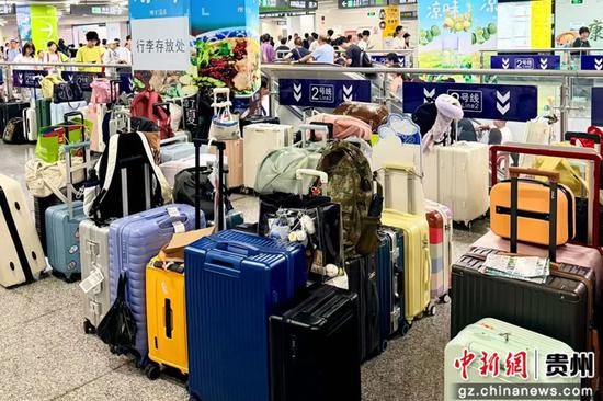 站厅堆满存放的行李。