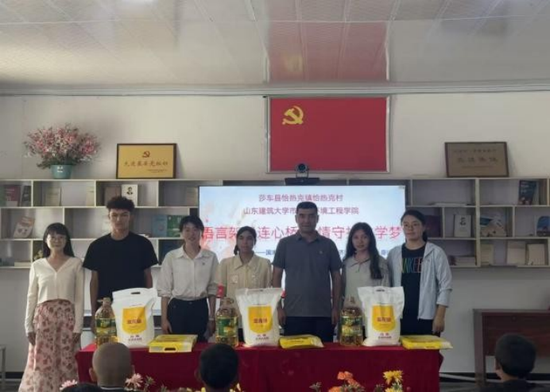 发放米面油等生活物资现场。