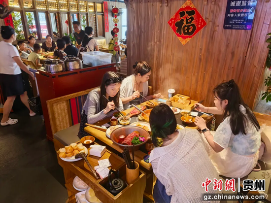 游客吃酸汤