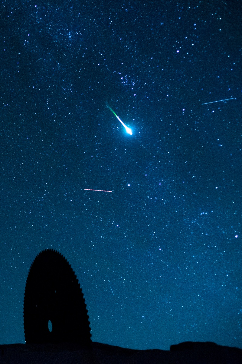 8月13日凌晨，克拉玛依市区以北山区，1颗火流星划破夜幕，俯冲而来。何伟 摄