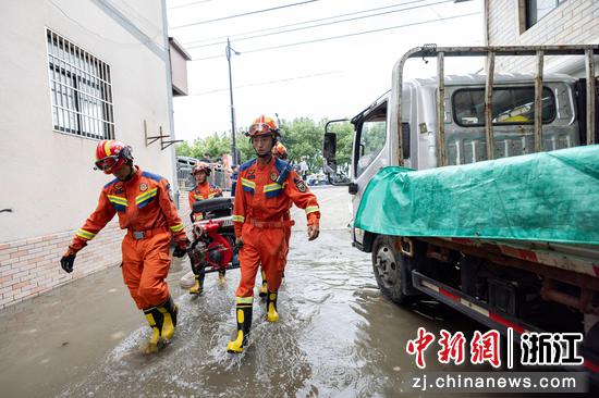 8月15日,在浙江省湖州市吴兴区织里镇轧村片区,消防救援人员搬运抽水设备到低洼地带排水。伊凡 摄 8月15日,在浙江省湖州市吴兴区织里镇轧村片区,消防救援人员搬运抽水设备到低洼地带排水。伊凡 摄