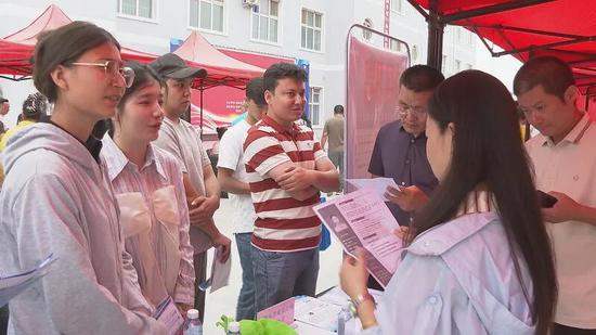 高校毕业生与企业招聘人员交流岗位需求。阿布里孜 摄