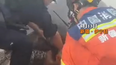 新疆伊宁：男子酒后不慎坠旱厕，多方合力成功救出