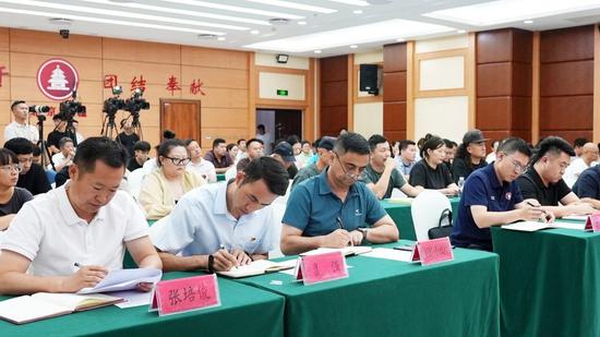 玉石企业、商户认真记录政策内容。阿的拉 摄0
