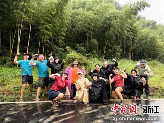 研学学员与志愿者在活动现场。黄湖镇供图 研学学员与志愿者在活动现场。黄湖镇供图