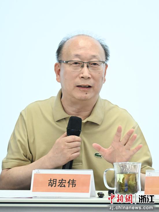 　　图为：浙江工商大学战略企业家学院特聘院长、浙商总会新媒体委员会轮值主席胡宏伟进行分享。中新社记者 王刚 摄