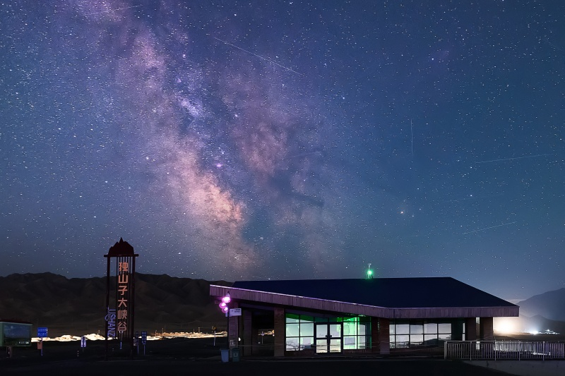8月9日，克拉玛依市独山子大峡谷景区上空，璀璨的银河、绚丽星空与地面建筑交相辉映。程剑锋 摄