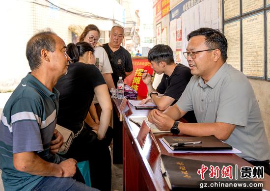 水西街道党工委书记赶集日摆摊接访。陈颖 摄